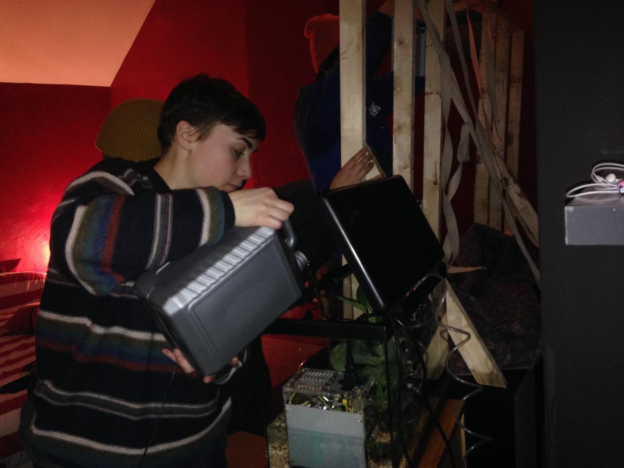 On verse de l'huille dans l'aquarium